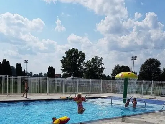 The pool with its mushroom fountain for little swimmers
